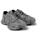 Sturmgraue Turnschuhe